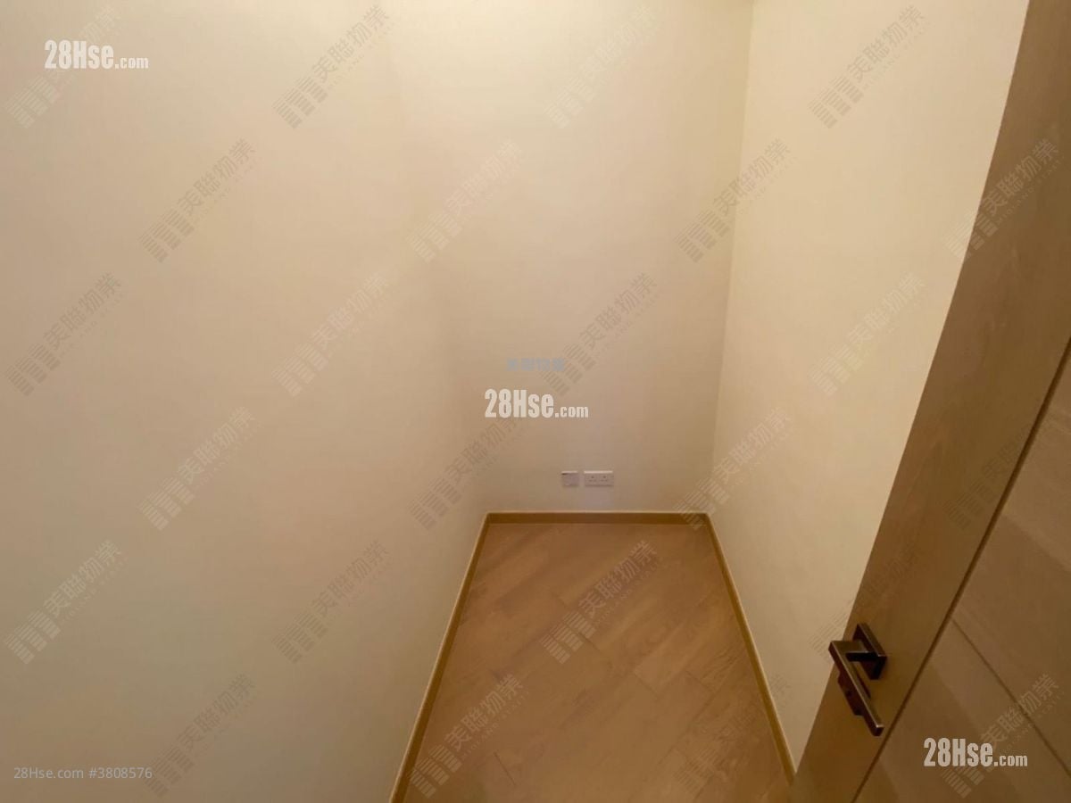 Grand Central Sell 4 Bedrooms 830 ft²