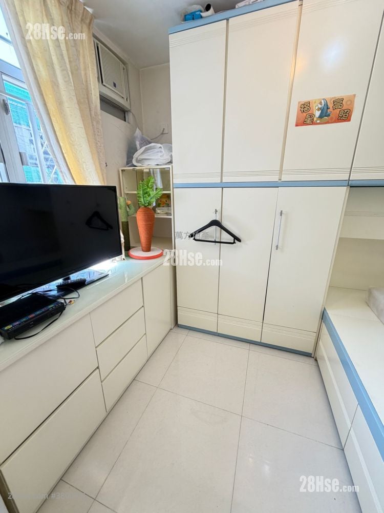 Yu Chui Court Sell 2 Bedrooms , 1 Bathroom 510 ft²