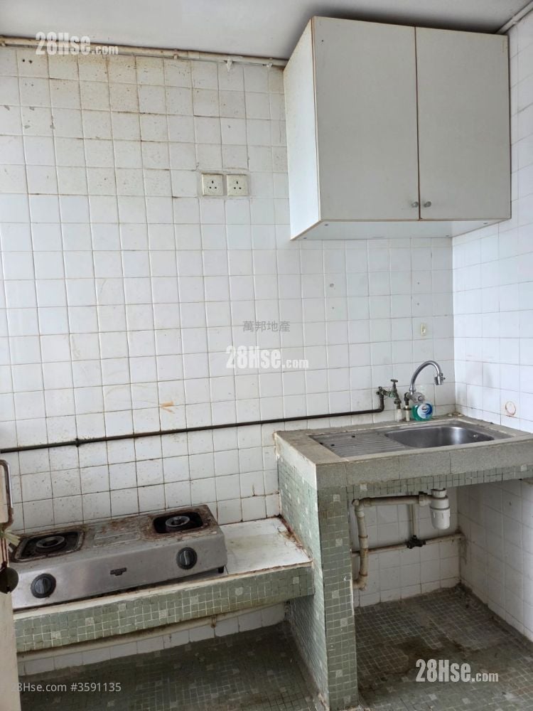 Wah Kwai Estate Sell 2 Bedrooms , 1 Bathroom 385 ft²