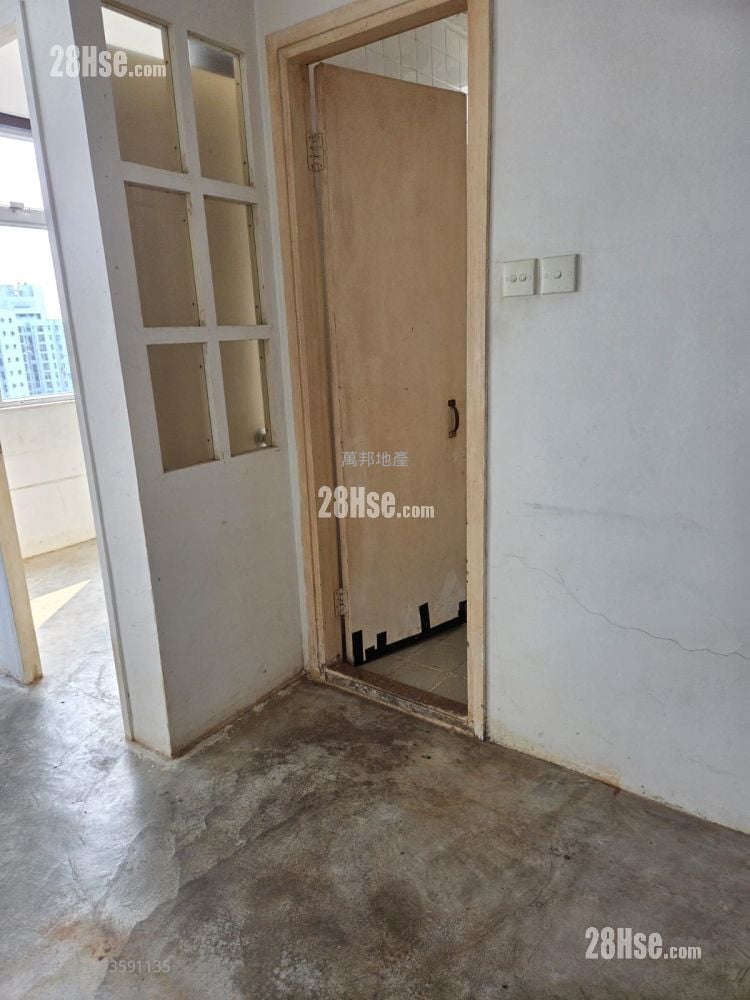 Wah Kwai Estate Sell 2 Bedrooms , 1 Bathroom 385 ft²