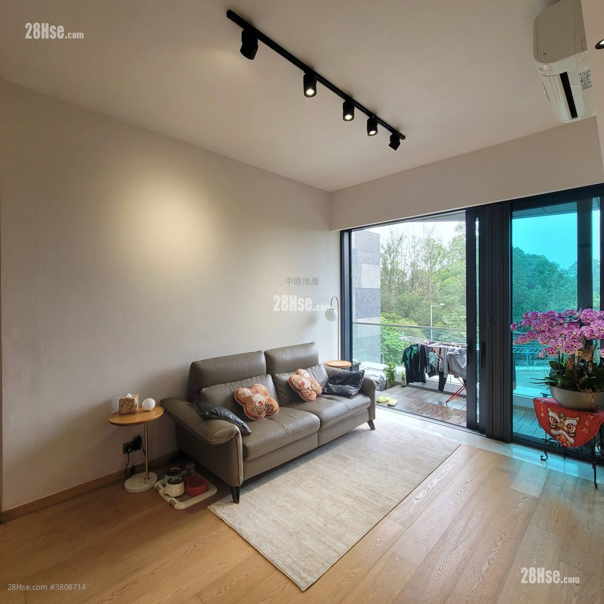 The Entrance Sell 3 Bedrooms , 2 Bathrooms 879 ft²