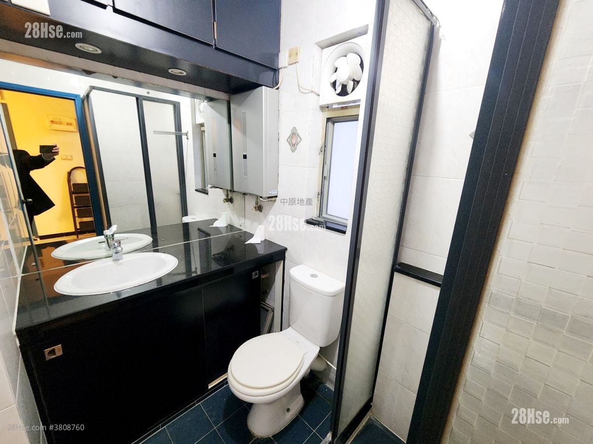 Kam Fung Court Sell 2 Bedrooms , 1 Bathroom 536 ft²