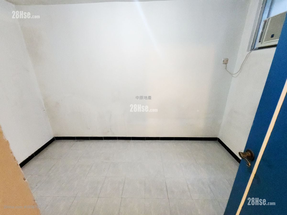 Kam Fung Court Sell 2 Bedrooms , 1 Bathroom 536 ft²