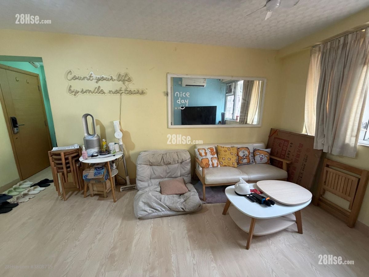 living room: Shun Hing Building Sell 1 Bedroom , 1 Bathroom