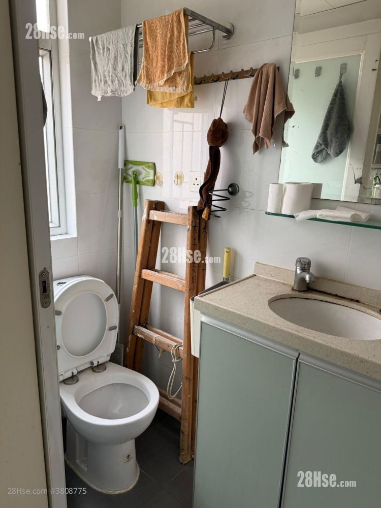bathroom: Shun Hing Building Sell 1 Bedroom , 1 Bathroom