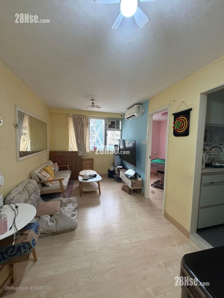 living room: Shun Hing Building Sell 1 Bedroom , 1 Bathroom