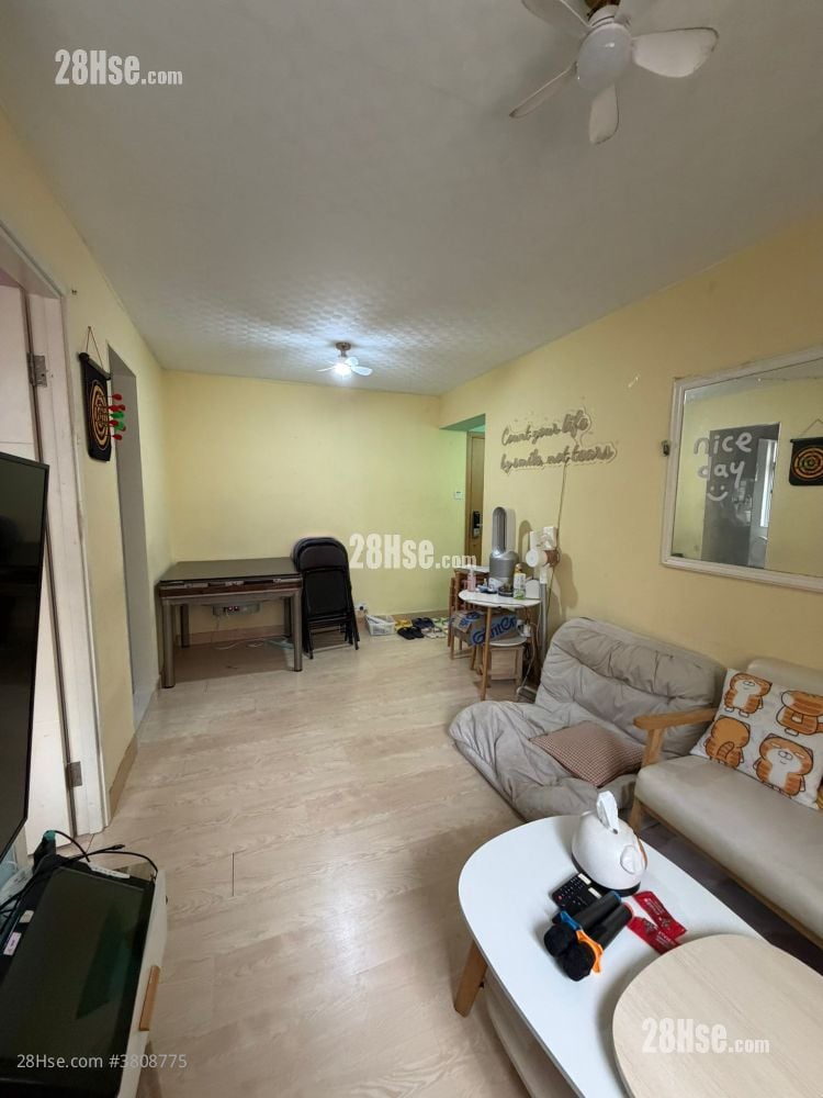 living room: Shun Hing Building Sell 1 Bedroom , 1 Bathroom