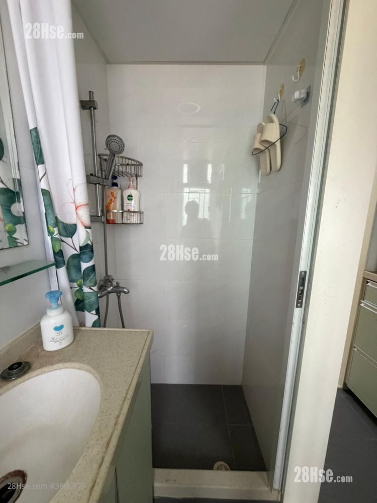 bathroom: Shun Hing Building Sell 1 Bedroom , 1 Bathroom