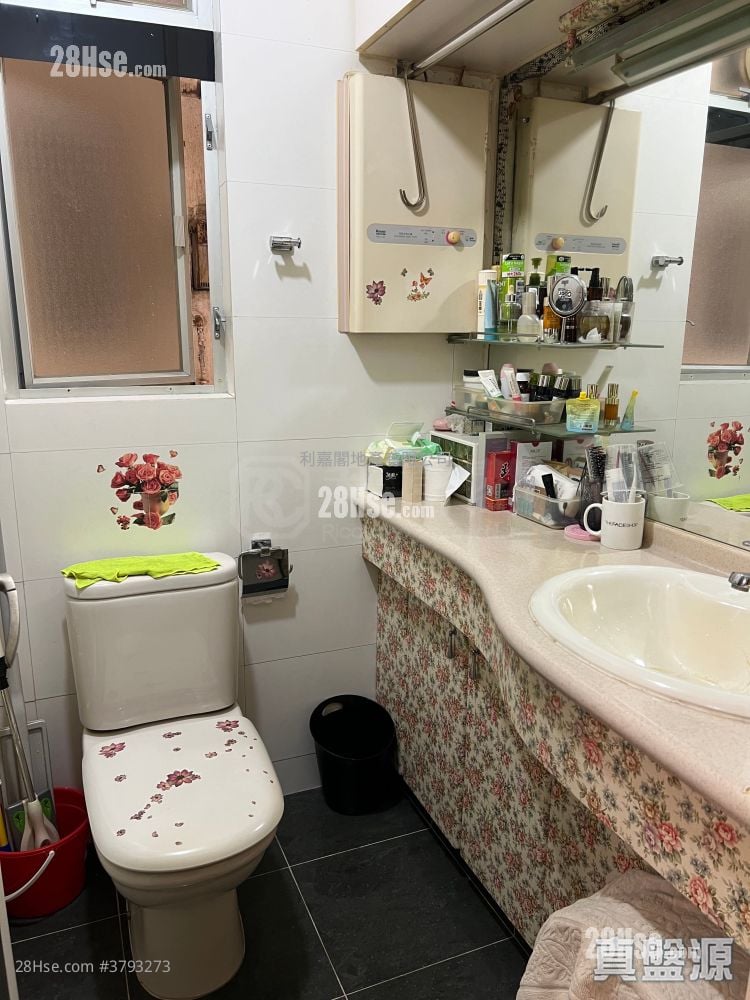 Tin Shing Court Sell 3 Bedrooms 650 ft²