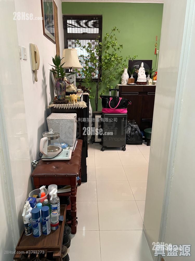 Tin Shing Court Sell 3 Bedrooms 650 ft²