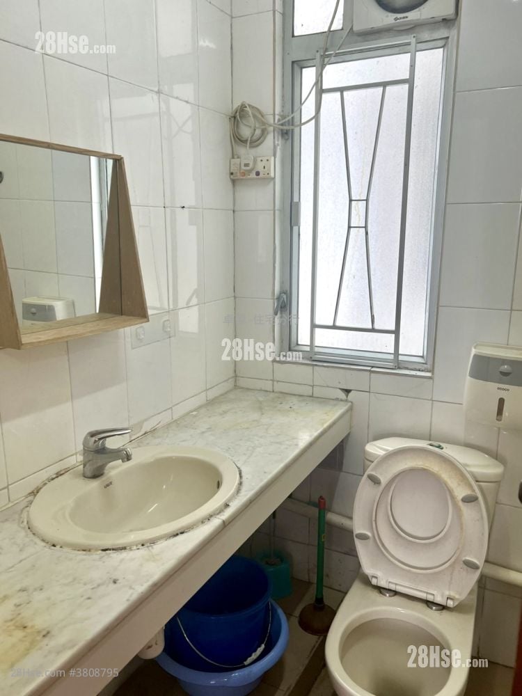 Kwai Sing Centre Sell 2 Bedrooms , 1 Bathroom 383 ft²