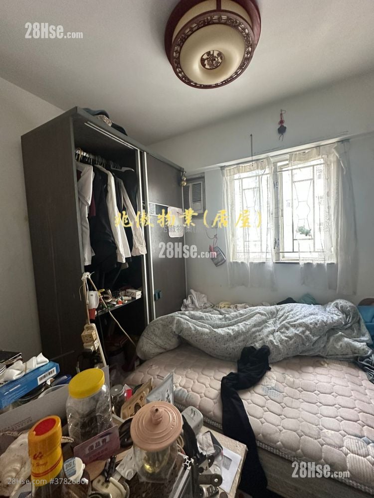 Charming Garden Sell 3 Bedrooms , 1 Bathroom 592 ft²