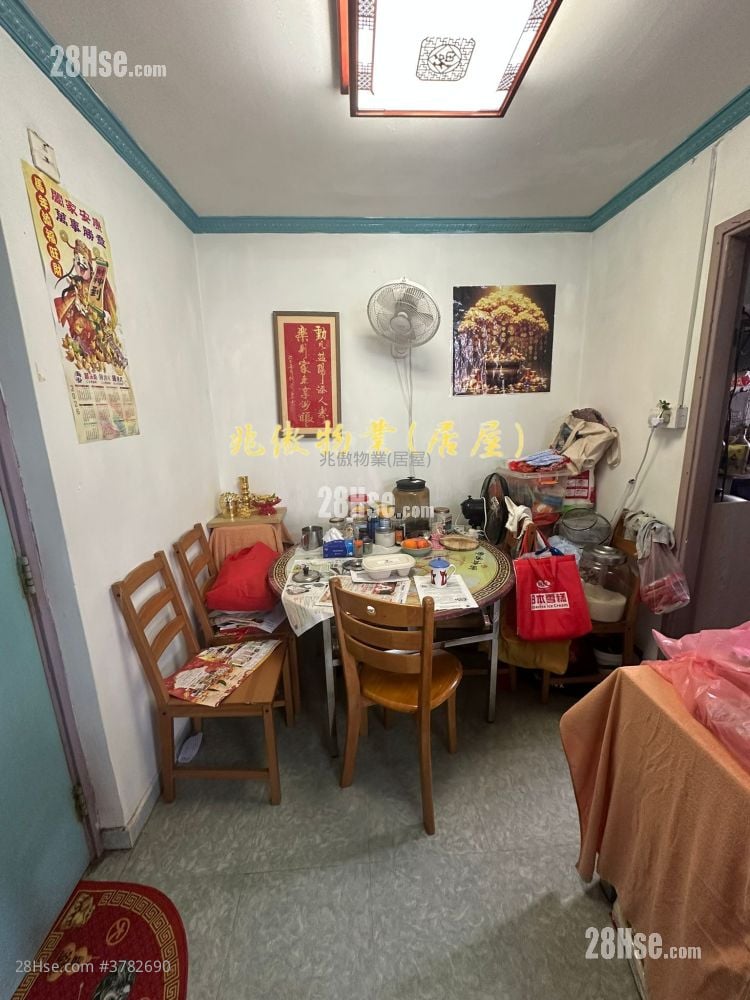 Charming Garden Sell 3 Bedrooms , 1 Bathroom 592 ft²