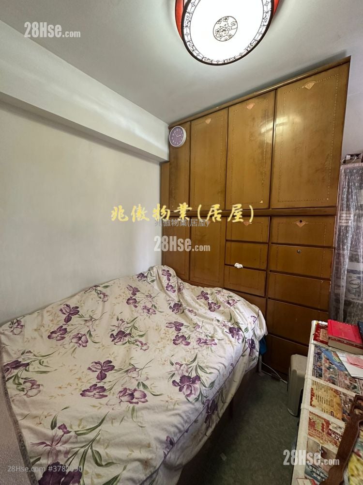 Charming Garden Sell 3 Bedrooms , 1 Bathroom 592 ft²