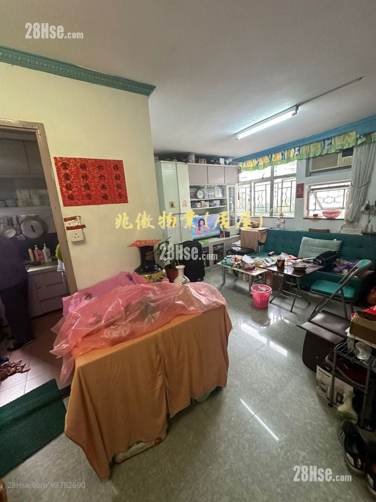 Charming Garden Sell 3 Bedrooms , 1 Bathroom 592 ft²