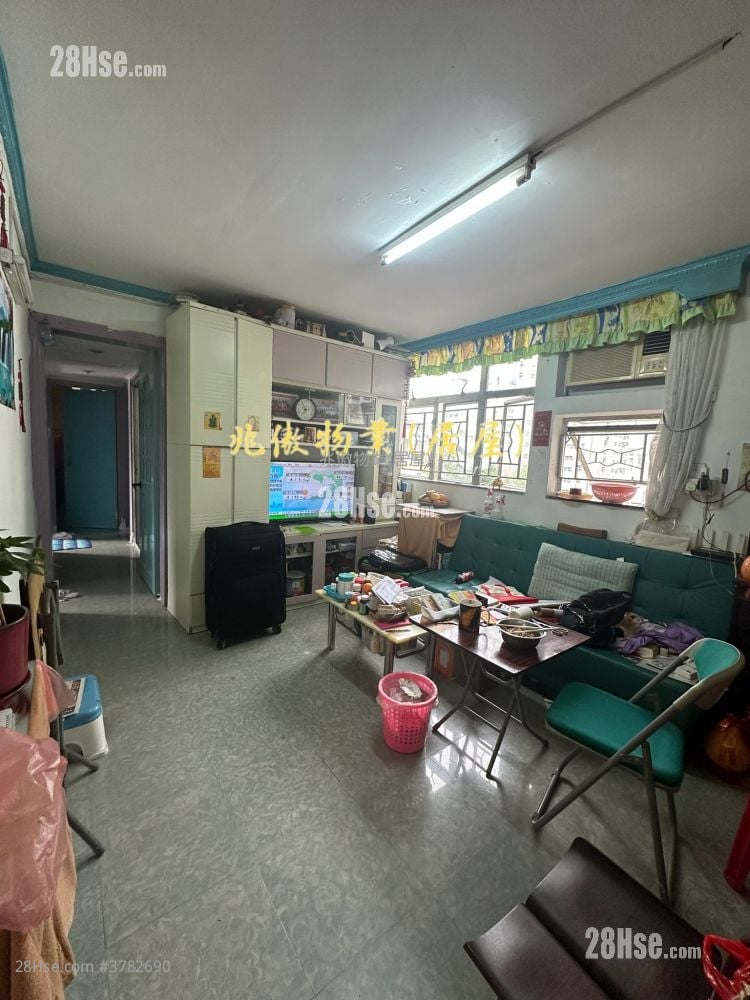 Charming Garden Sell 3 Bedrooms , 1 Bathroom 592 ft²