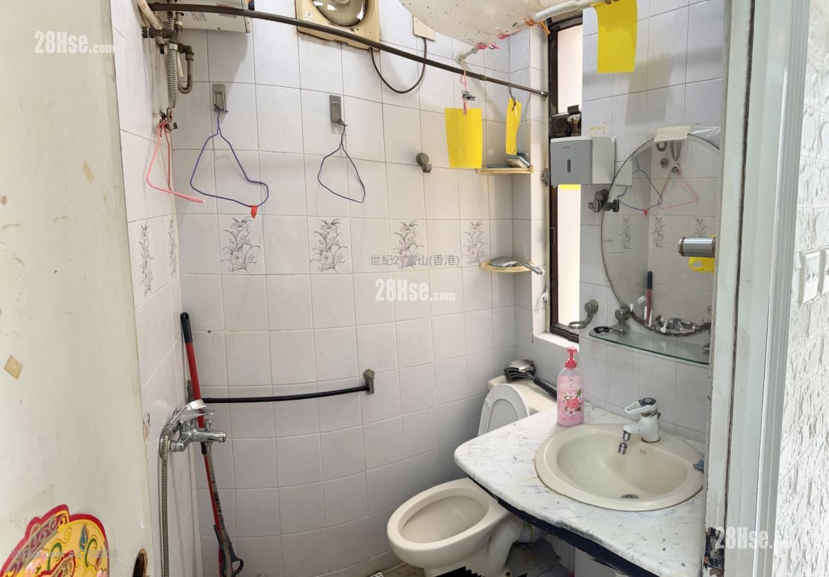 Fung Wong Chuen Building Sell 2 Bedrooms 384 ft²