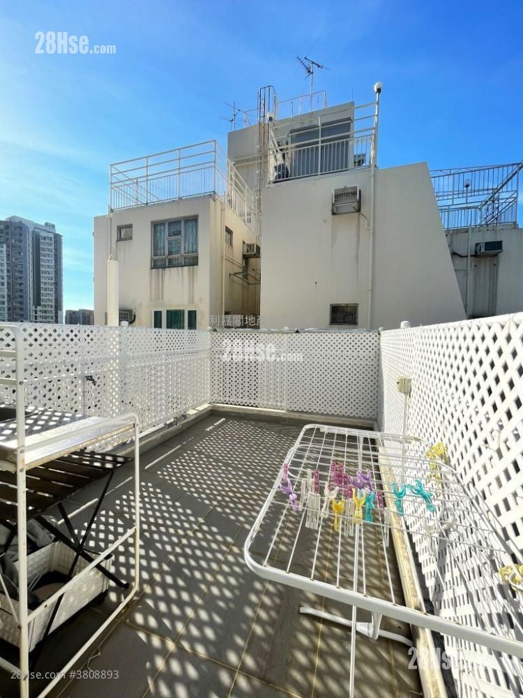 天台: 嘉輝花園 售盤 1 房 , 1 浴室 198 平方呎