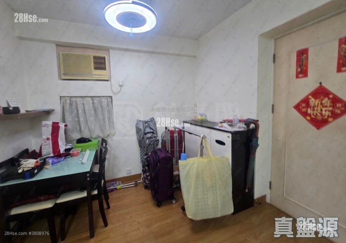 Kornhill Sell 2 Bedrooms , 1 Bathroom 466 ft²