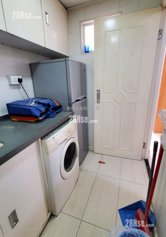 Cheong Shing Court Sell 2 Bedrooms , 1 Bathroom 457 ft²