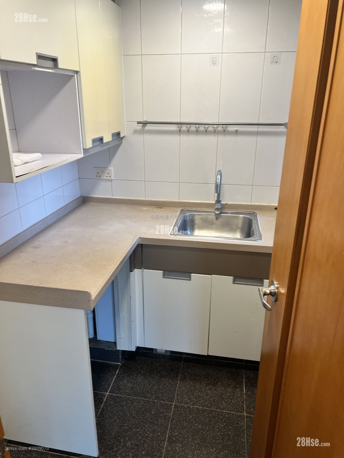 Yoho Town 售盘 2 房 , 1 浴室 393 平方尺