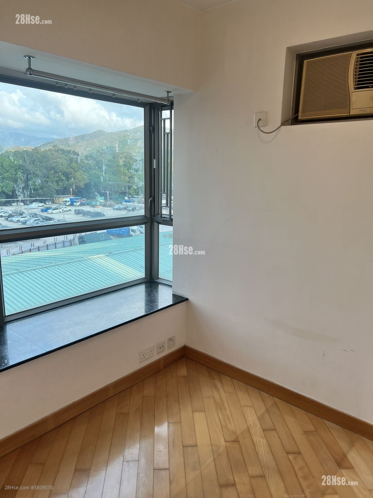 Yoho Town 售盘 2 房 , 1 浴室 393 平方尺