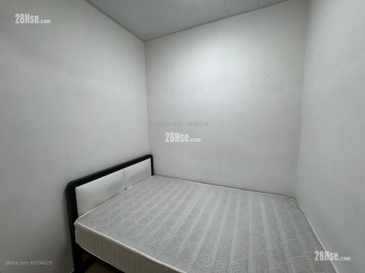 Metropole Building Rental Studio , 1 Bathroom 150 ft²