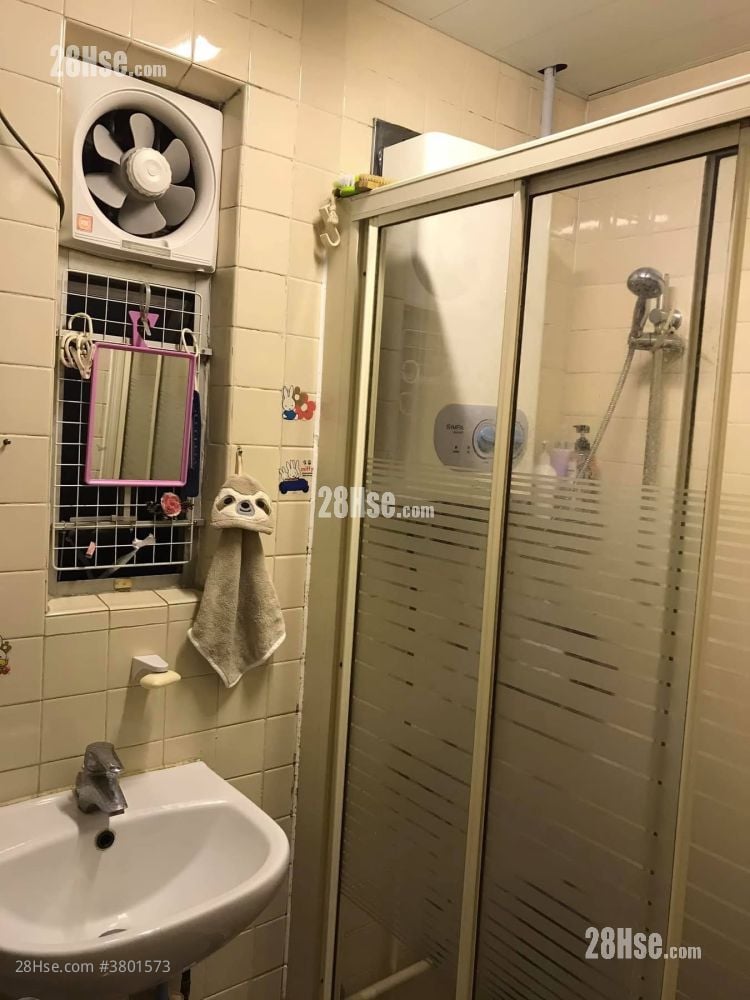 浴室: 高俊苑 租盘 3 房 , 1 浴室 640 平方尺