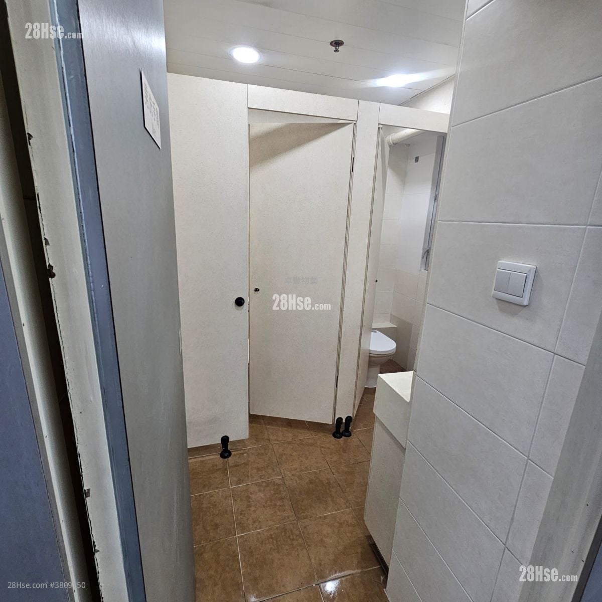 Hop Hing Industrial Building Rental 5+ Bedrooms , 2 Toilets 2,700 ft²