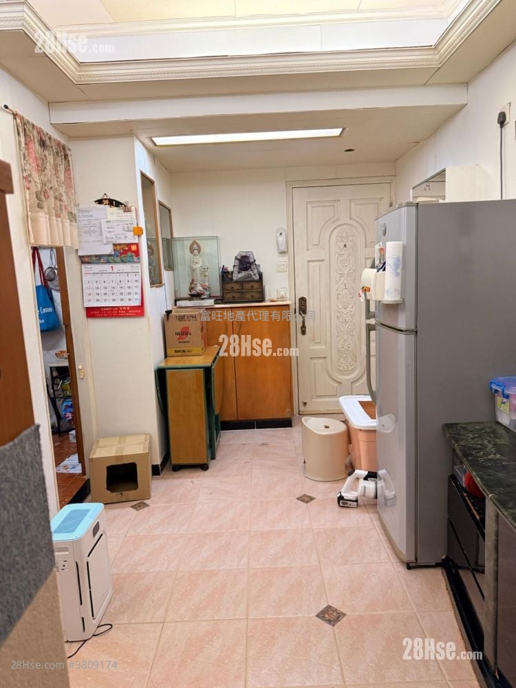 Tak Bo Building Sell 2 Bedrooms , 1 Bathroom 407 ft²