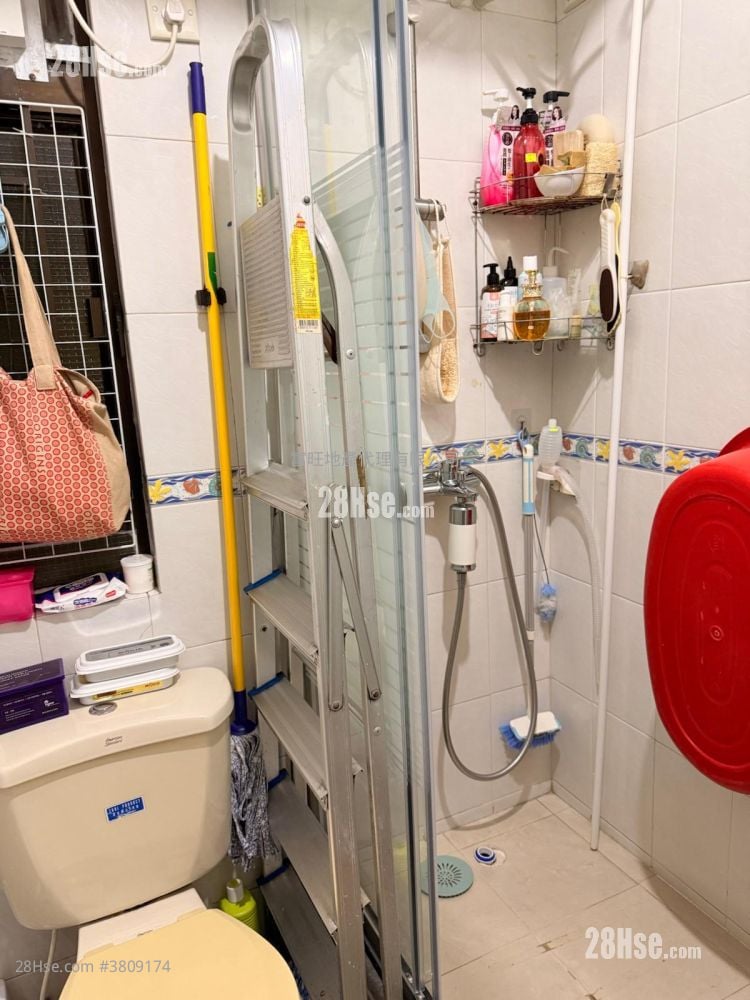 Tak Bo Building Sell 2 Bedrooms , 1 Bathroom 407 ft²