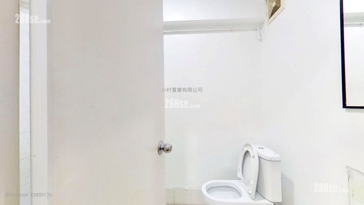 bathroom: 113-115 Wing Lok Street Rental Studio , 1 Bathroom 230 ft²