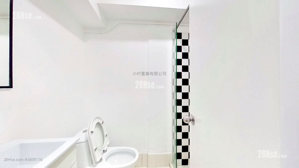 bathroom: 113-115 Wing Lok Street Rental Studio , 1 Bathroom 230 ft²