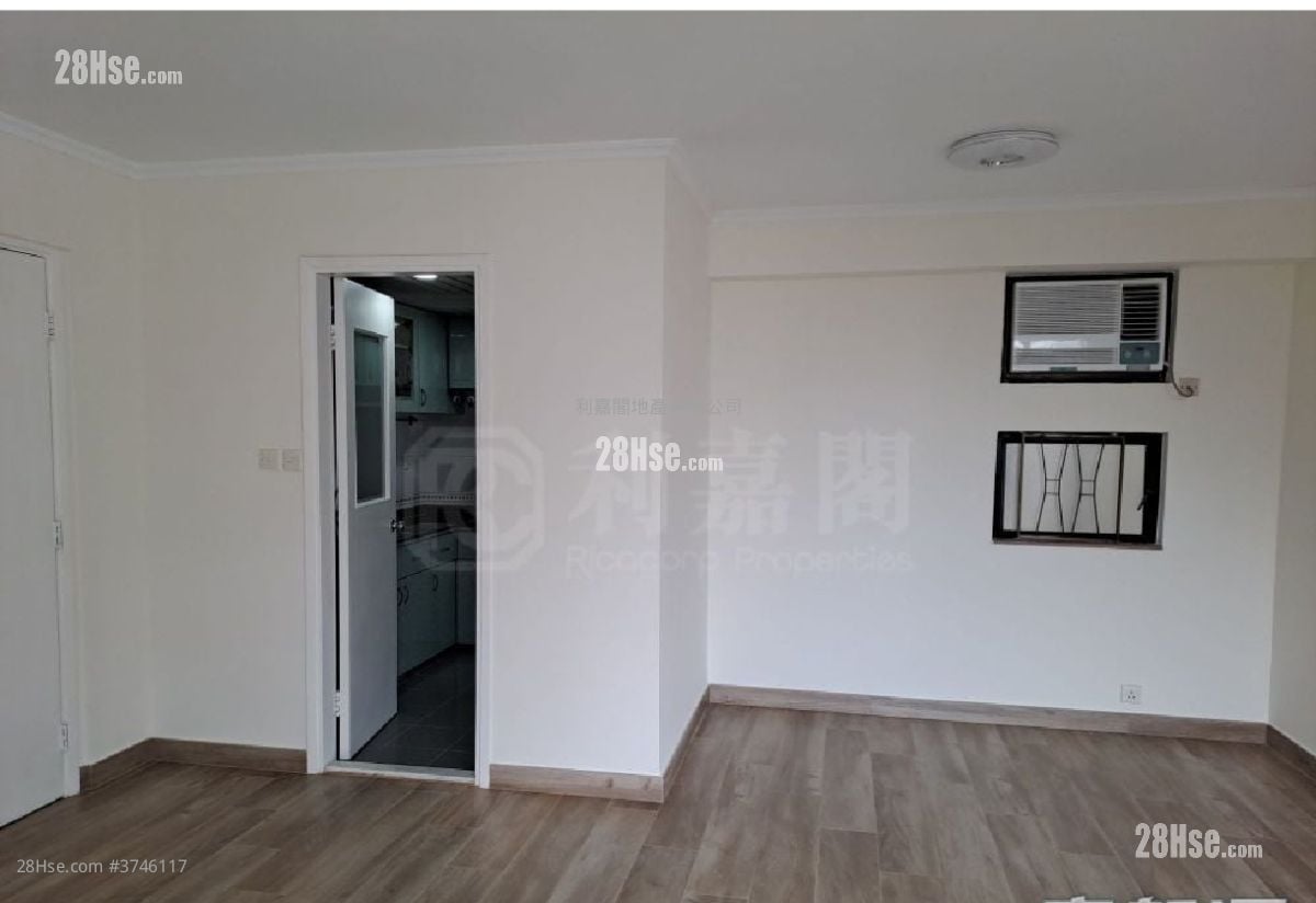 Kornhill Sell 3 Bedrooms , 1 Bathroom 605 ft²