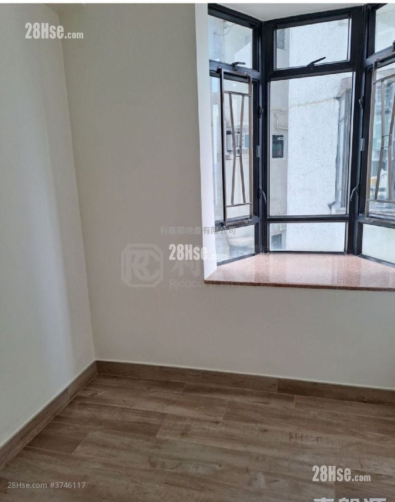 Kornhill Sell 3 Bedrooms , 1 Bathroom 605 ft²