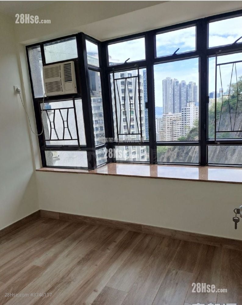 Kornhill Sell 3 Bedrooms , 1 Bathroom 605 ft²