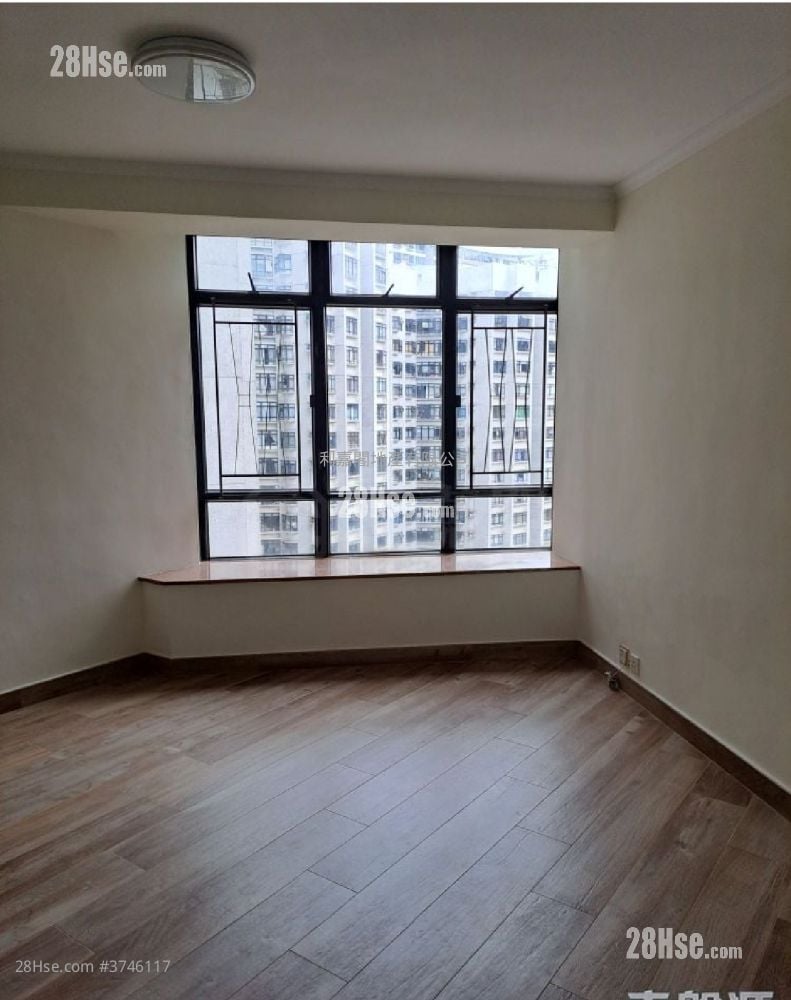 Kornhill Sell 3 Bedrooms , 1 Bathroom 605 ft²