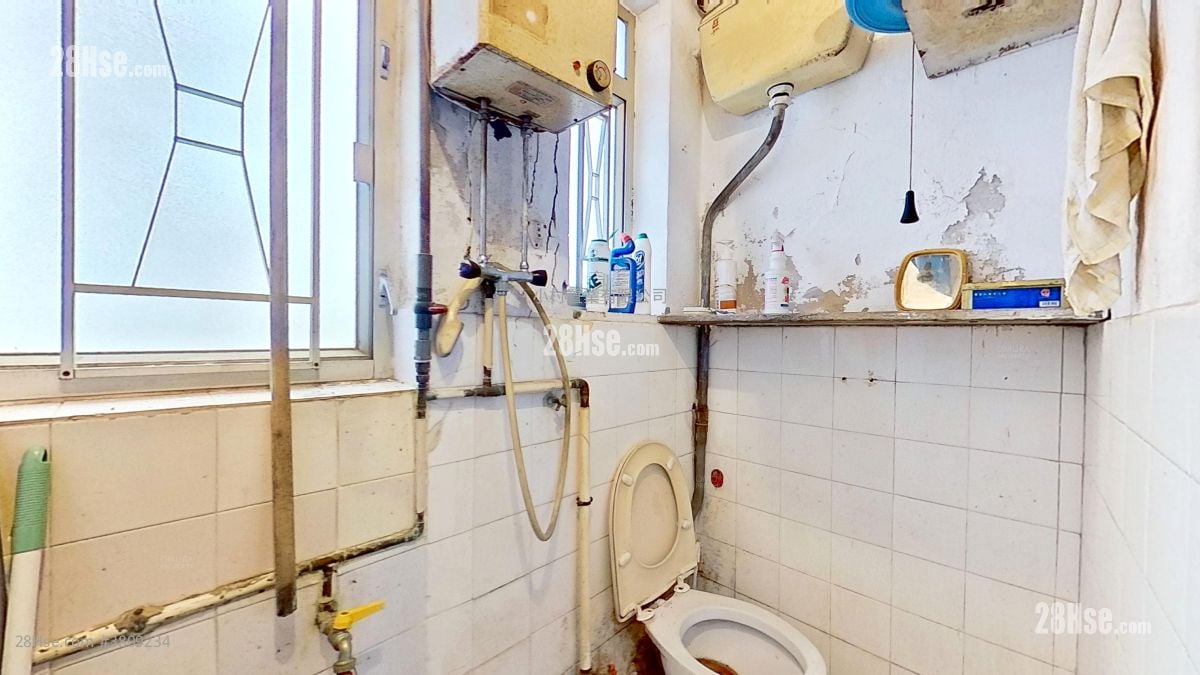 浴室: 华里6-7号 租盘 2 房 , 1 浴室 377 平方尺