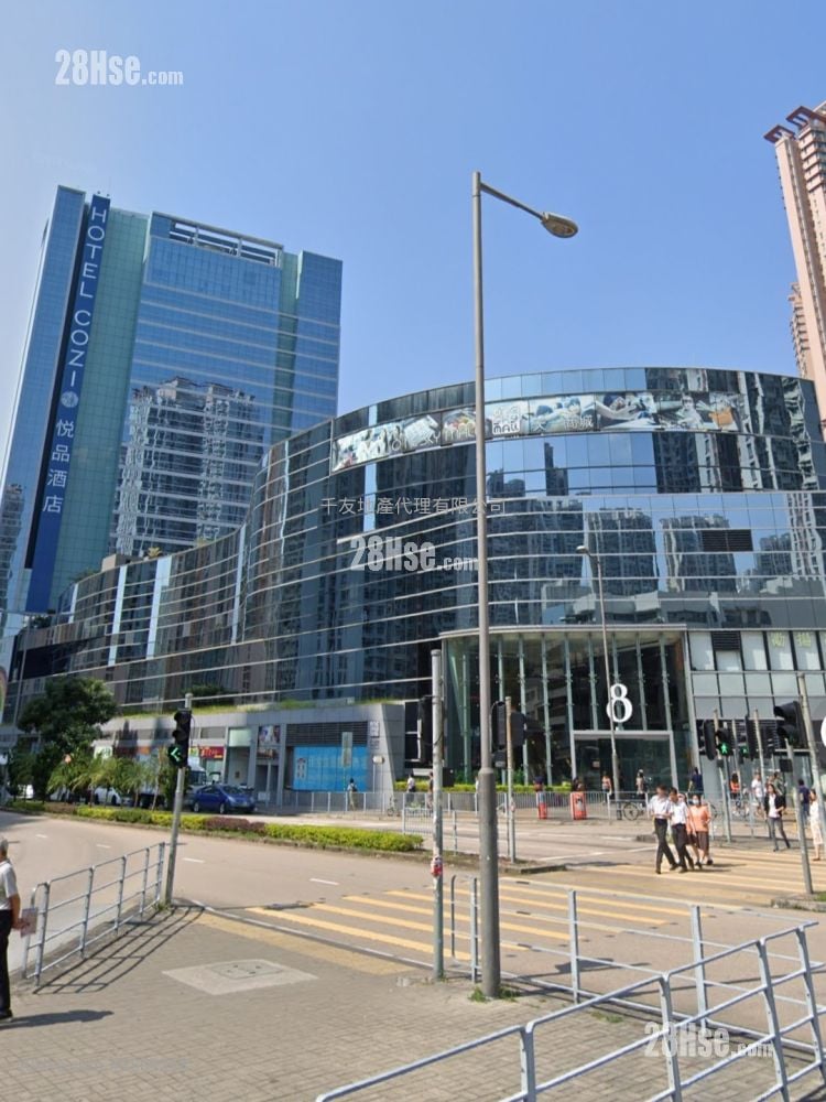 One Sky Mall Sell Studio 100 ft²