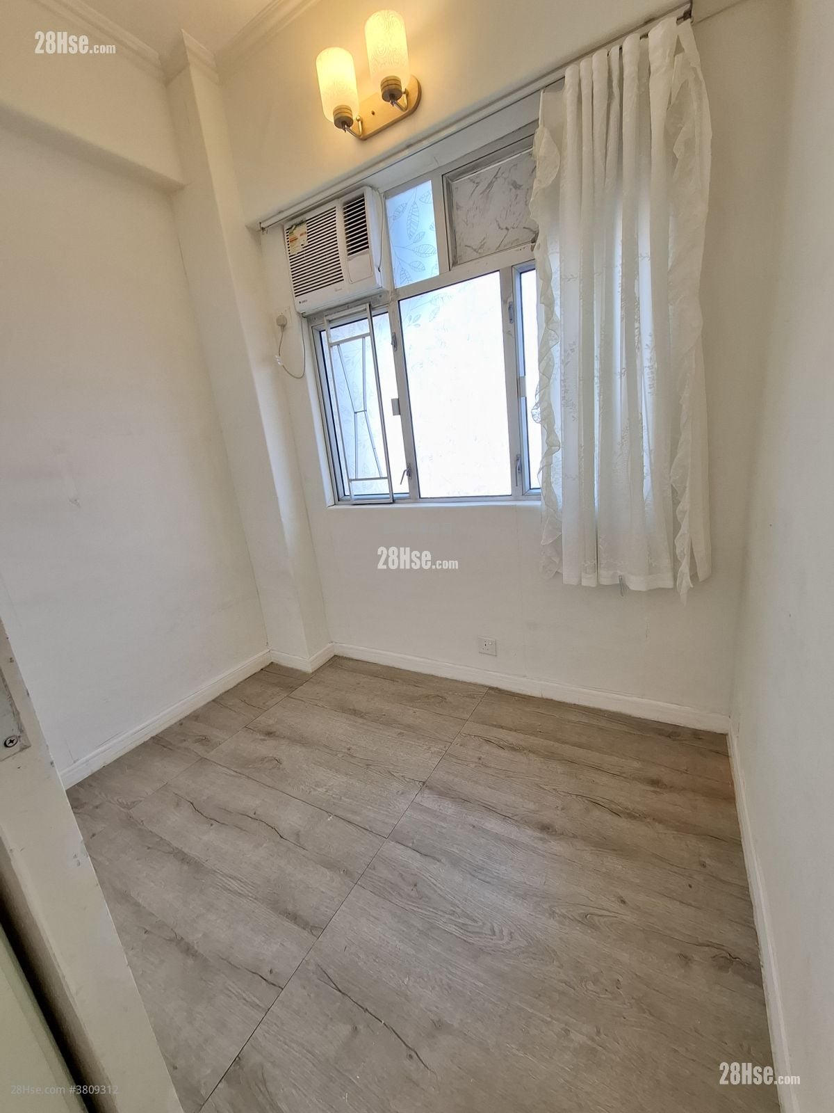 Golden Plaza Sell 4 Bedrooms , 1 Bathroom 301 ft²