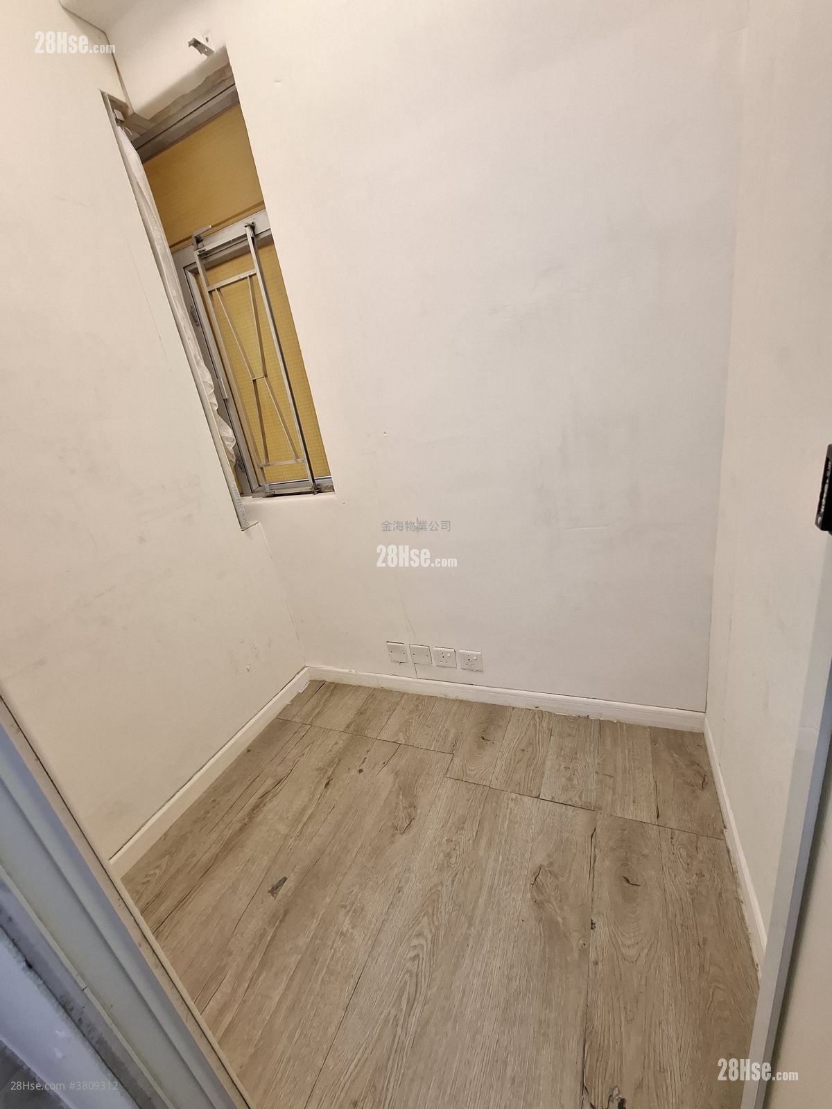 Golden Plaza Sell 4 Bedrooms , 1 Bathroom 301 ft²