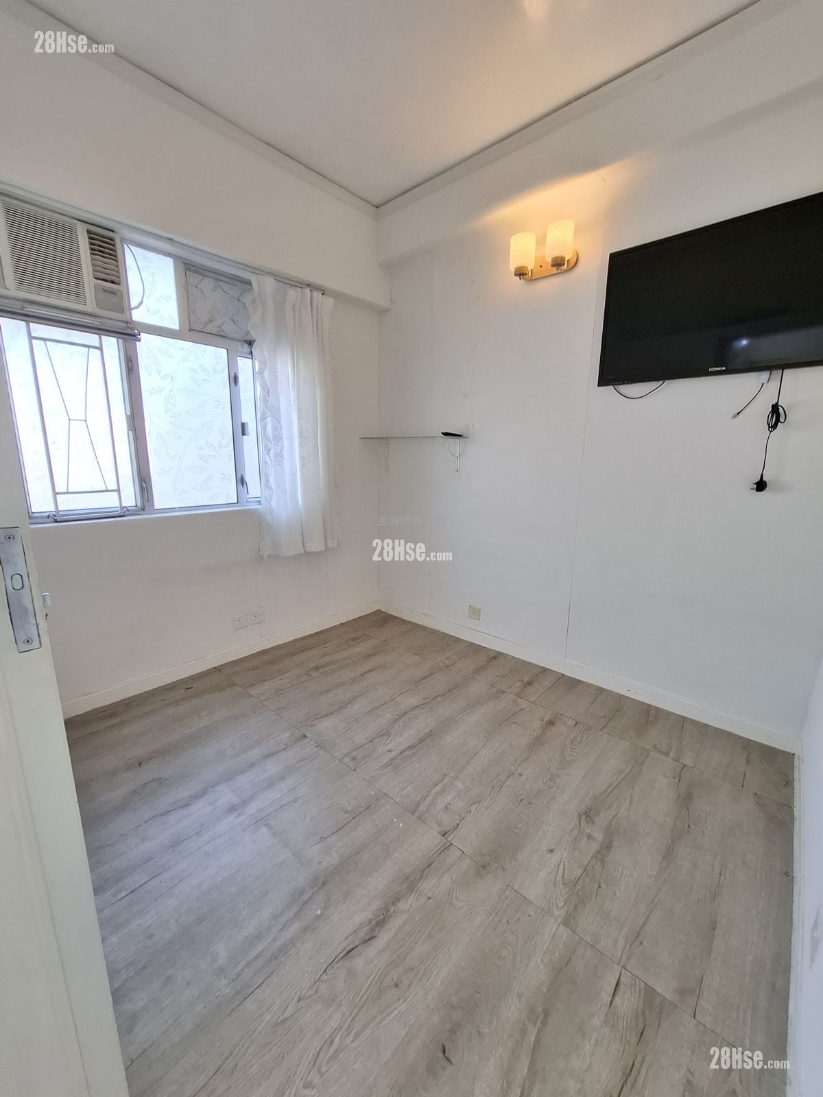 Golden Plaza Sell 4 Bedrooms , 1 Bathroom 301 ft²