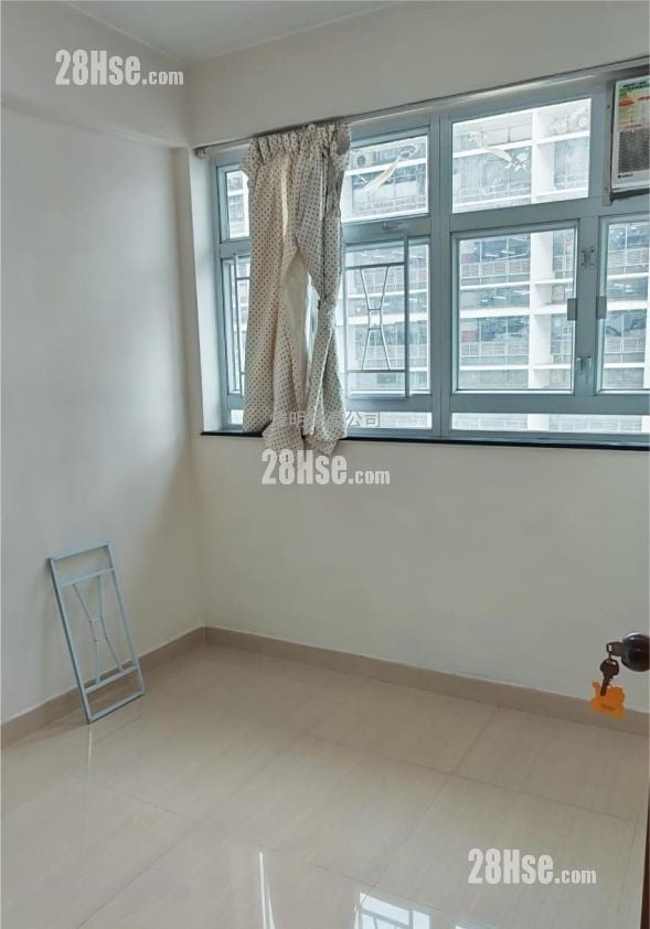 Lucky Building Rental 3 Bedrooms , 1 Bathroom 561 ft²