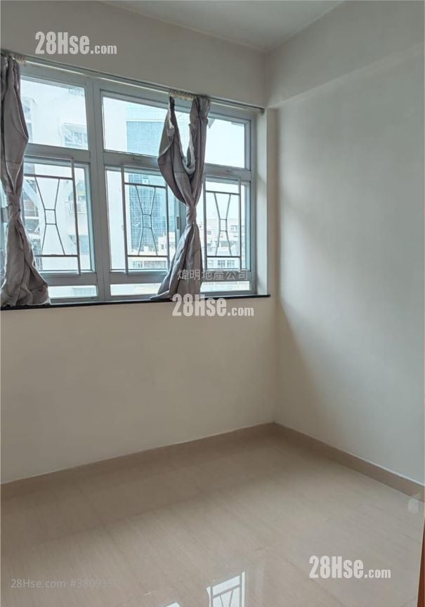Lucky Building Rental 3 Bedrooms , 1 Bathroom 561 ft²