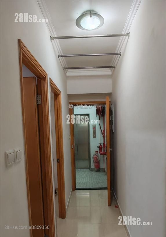 Lucky Building Rental 3 Bedrooms , 1 Bathroom 561 ft²