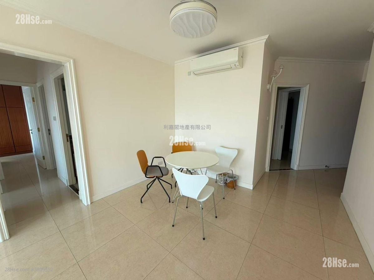 living room: The Victoria Towers Rental 3 Bedrooms , 2 Bathrooms 821 ft²