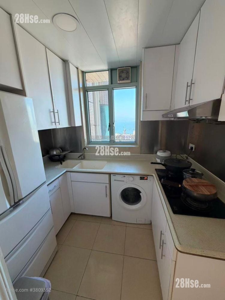 kitchen: The Victoria Towers Rental 3 Bedrooms , 2 Bathrooms 821 ft²