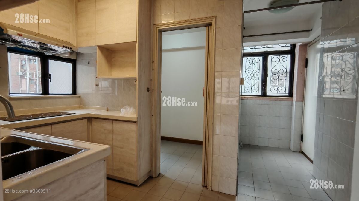 Paris Garden Rental 3 Bedrooms , 2 Bathrooms 924 ft²