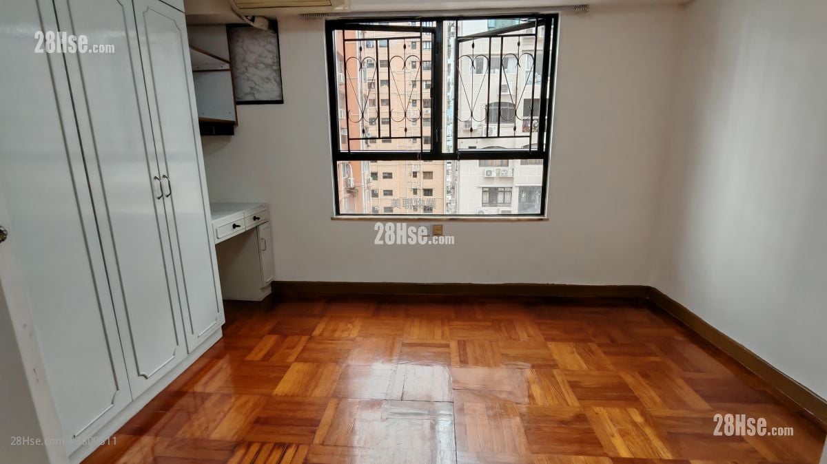 Paris Garden Rental 3 Bedrooms , 2 Bathrooms 924 ft²