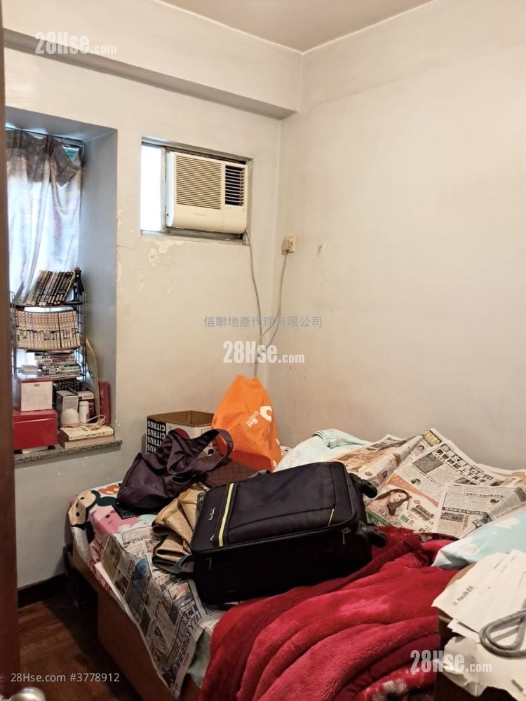 Wo Fung Court Sell 3 Bedrooms , 1 Bathroom 437 ft²